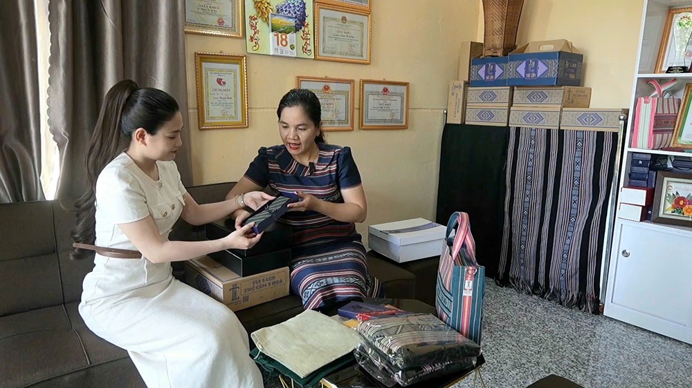 Đưa sản phẩm dệt thổ cẩm Làng Teng vươn xa - ảnh 1