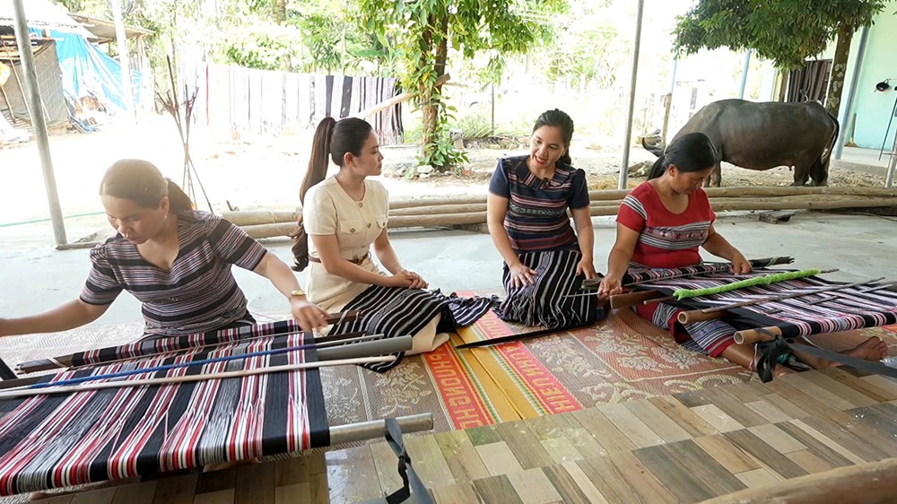 Đưa sản phẩm dệt thổ cẩm Làng Teng vươn xa - ảnh 3