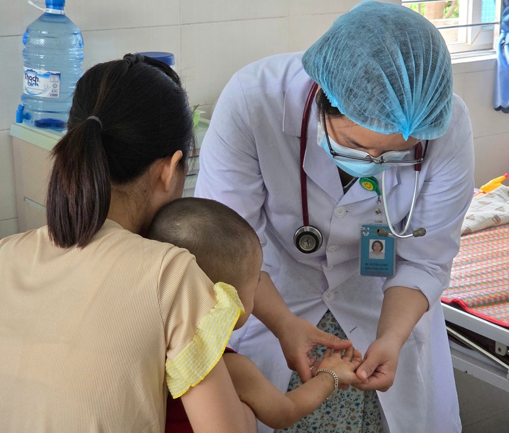 Bệnh tay chân miệng ở Quảng Ngãi tăng cao, nhiều ca biến chứng nặng - ảnh 1