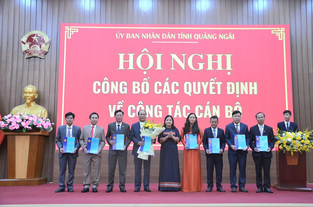 UBND tỉnh Quảng Ngãi công bố các Quyết định về công tác cán bộ - ảnh 1