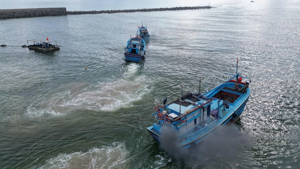 Cửa biển thông, ngư dân ra khơi phấn khởi - ảnh 1