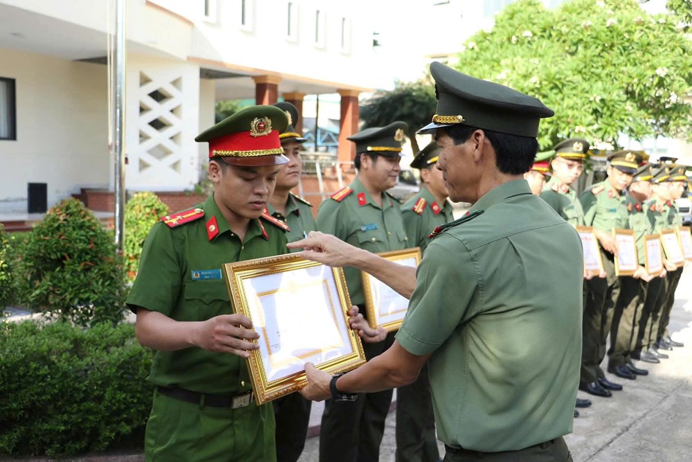 Khen thưởng đột xuất cho các tập thể, cá nhân trong chuyên án bắt hơn 1,3 tấn thuốc nổ - ảnh 1