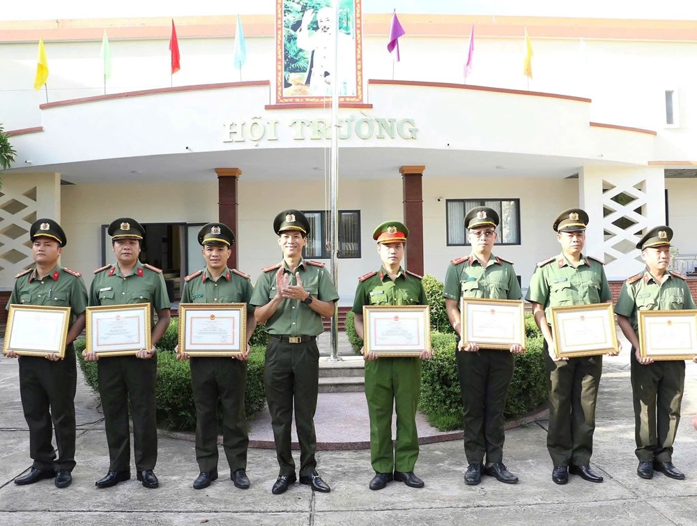 Khen thưởng đột xuất cho các tập thể, cá nhân trong chuyên án bắt hơn 1,3 tấn thuốc nổ - ảnh 2