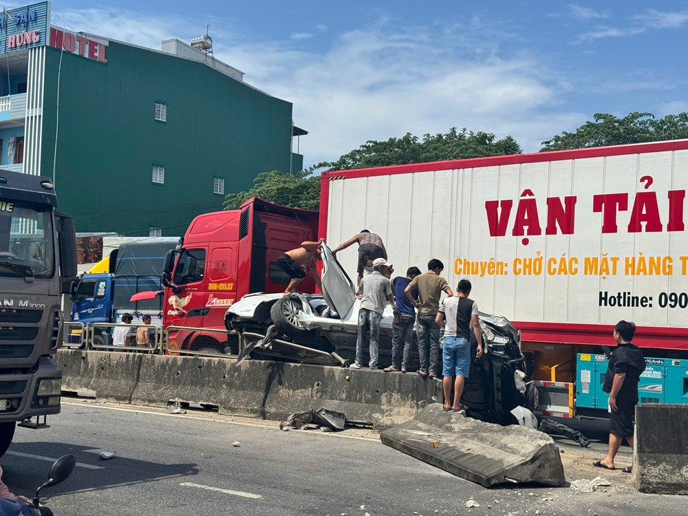 Tai nạn giao thông giữa ô tô và xe container, 3 người bị thương - ảnh 1