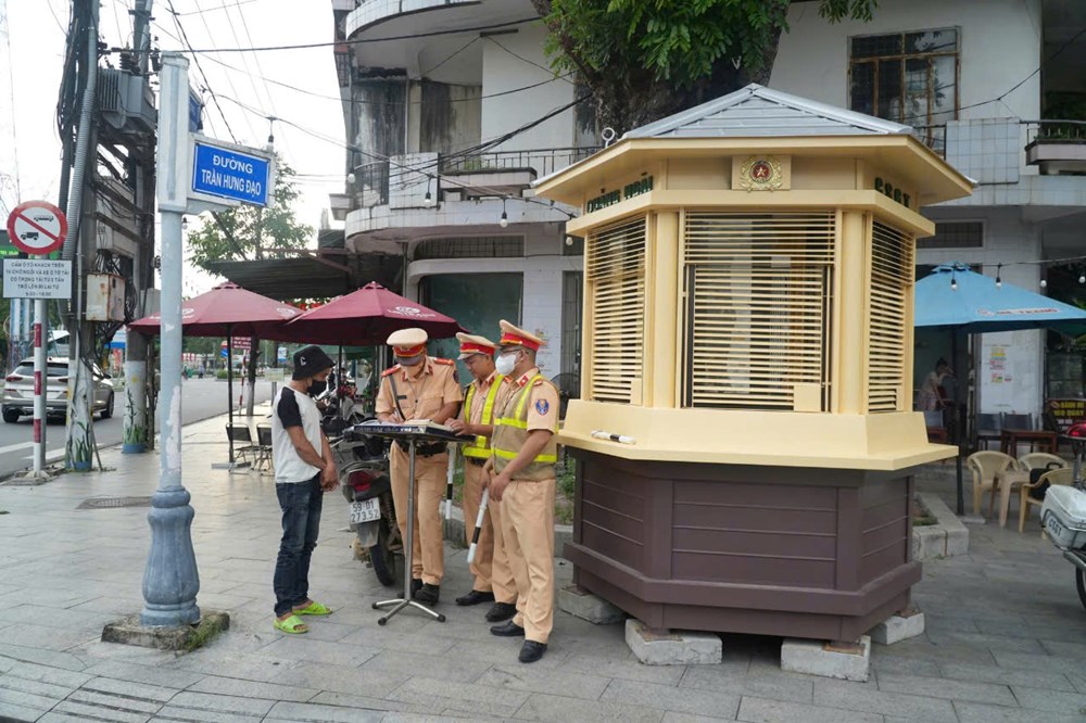 Lần đầu tiên trang bị 28 bốt gác cho lực lượng CSGT Quảng Ngãi - ảnh 1