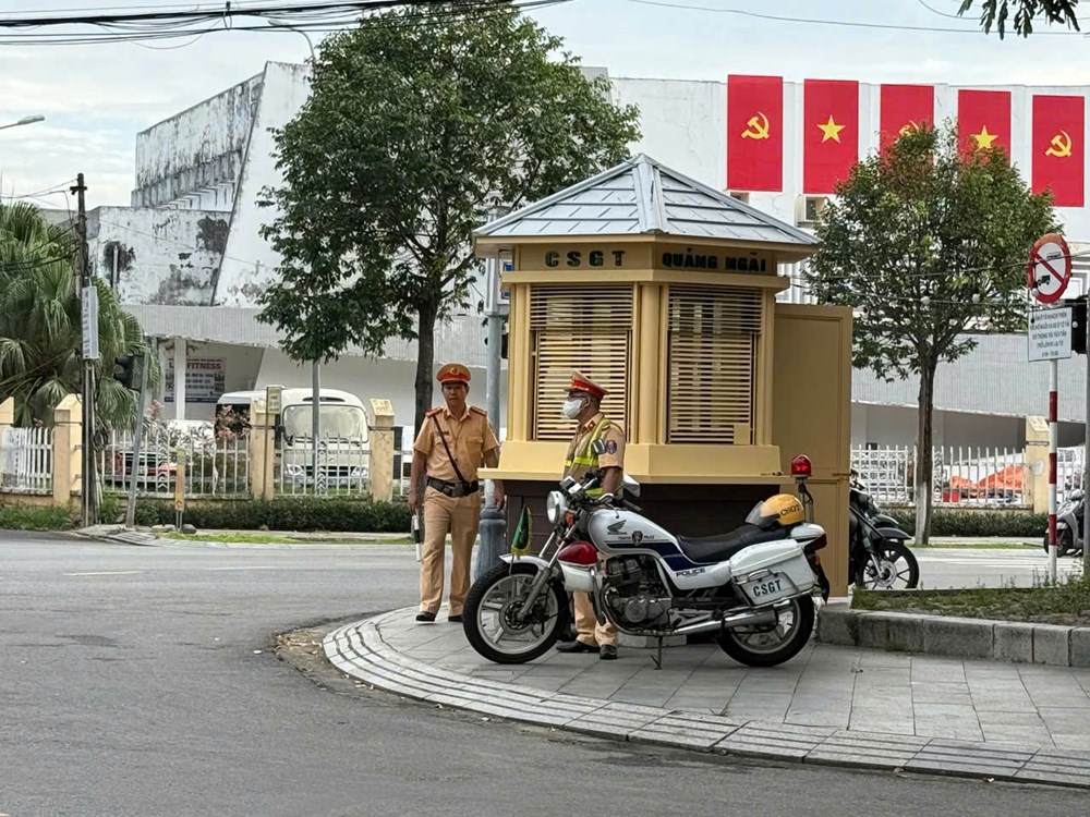 Lần đầu tiên trang bị 28 bốt gác cho lực lượng CSGT Quảng Ngãi - ảnh 2