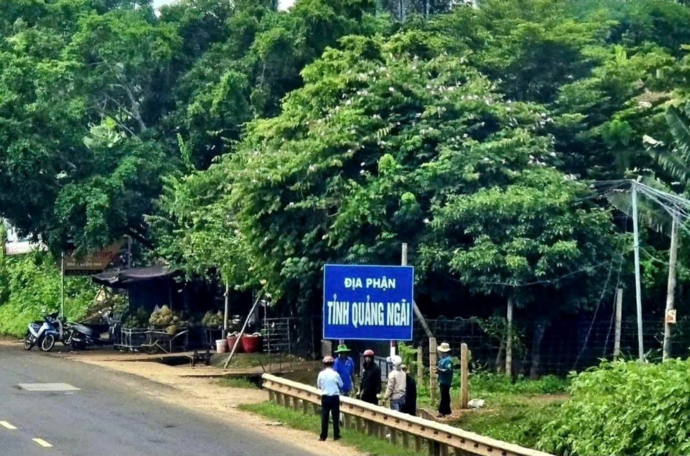 Chỉnh sửa biển báo “địa phận tỉnh Quảng Ngãi” gây phản cảm - ảnh 1