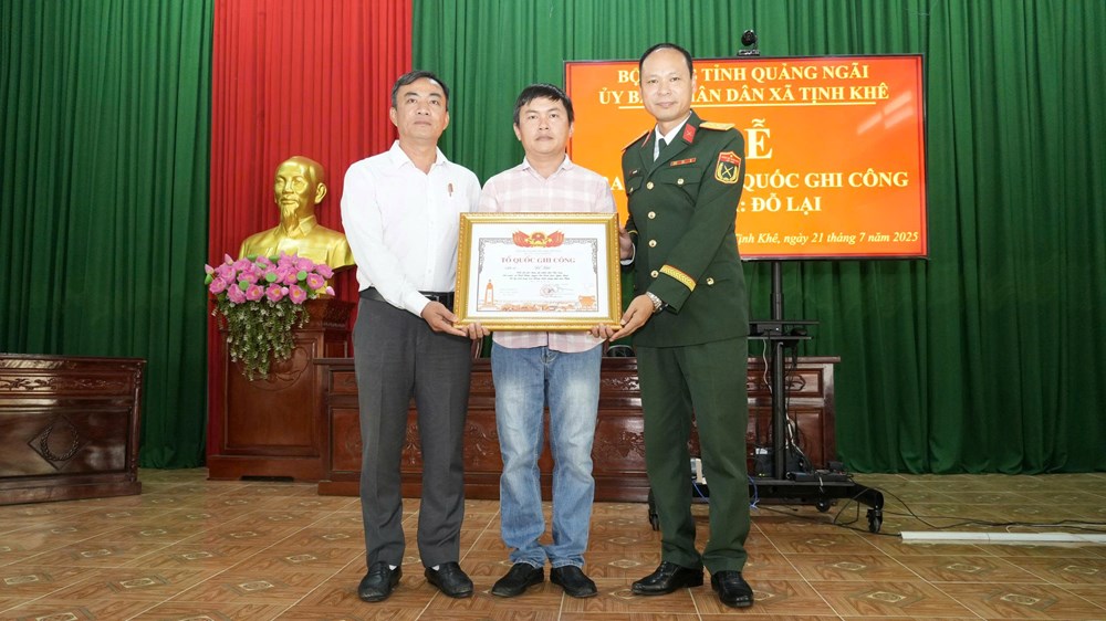 Trao bằng “Tổ quốc ghi công” cho 2 liệt sĩ ở Quảng Ngãi - ảnh 2