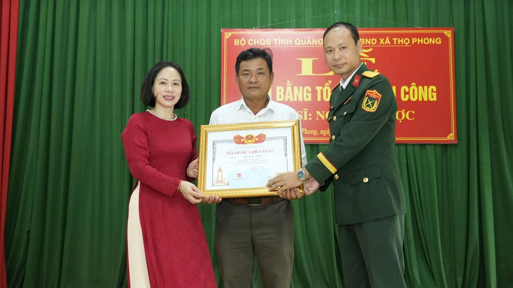 Trao bằng “Tổ quốc ghi công” cho 2 liệt sĩ ở Quảng Ngãi - ảnh 1