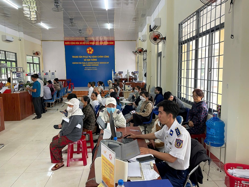 Tuổi trẻ Bộ Tư lệnh Vùng Cảnh sát biển 2 hỗ trợ người dân giải quyết thủ tục hành chính - ảnh 1