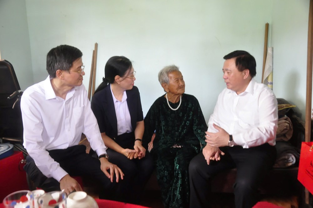 Ủy viên Bộ Chính trị Nguyễn Xuân Thắng thăm, tặng quà gia đình có công ở Quảng Ngãi - ảnh 1