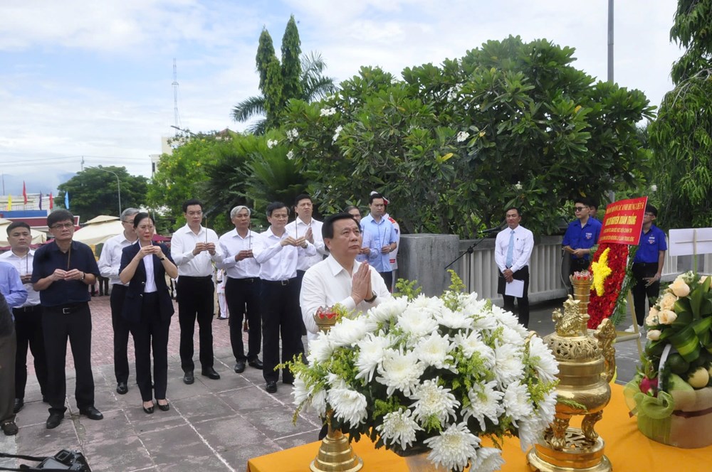 Ủy viên Bộ Chính trị Nguyễn Xuân Thắng thăm, tặng quà gia đình có công ở Quảng Ngãi - ảnh 3