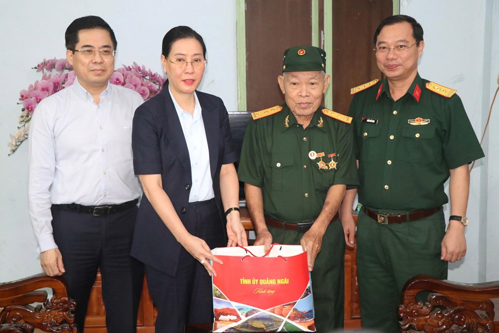 Dâng hương tại Đền tưởng niệm Liệt sĩ Trường Sơn xã Bờ Y - ảnh 4