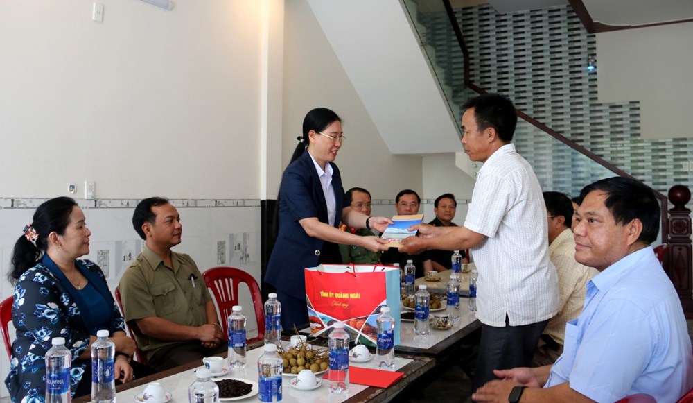 Lãnh đạo tỉnh Quảng Ngãi thăm, tặng quà gia đình chính sách, người có công với cách mạng - ảnh 2