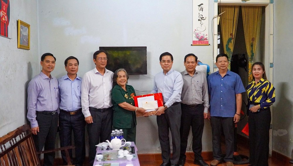 Lãnh đạo tỉnh Quảng Ngãi thăm, tặng quà gia đình chính sách, người có công với cách mạng - ảnh 3