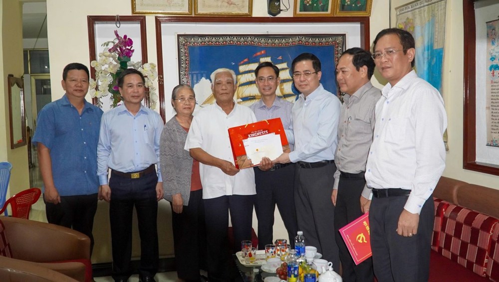 Lãnh đạo tỉnh Quảng Ngãi thăm, tặng quà gia đình chính sách, người có công với cách mạng - ảnh 4