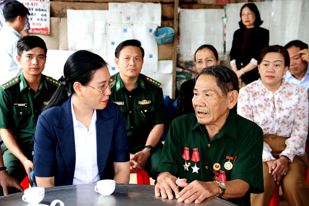 Lãnh đạo tỉnh Quảng Ngãi thăm, tặng quà gia đình chính sách, người có công với cách mạng - ảnh 1