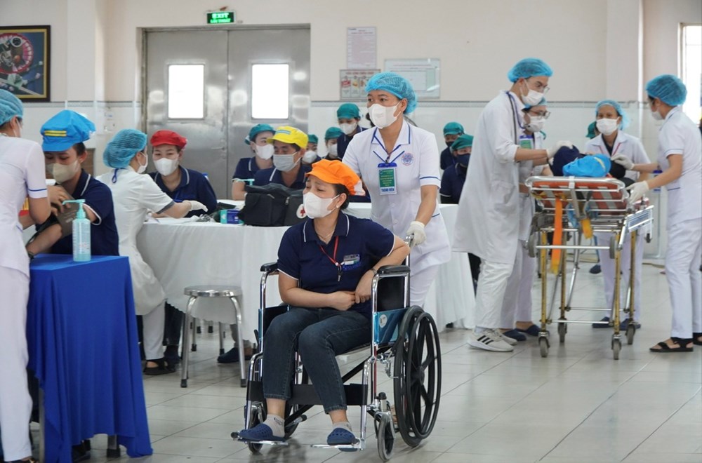 Diễn tập xử lý tình huống ngộ độc thực phẩm tập thể ở khu công nghiệp - ảnh 1