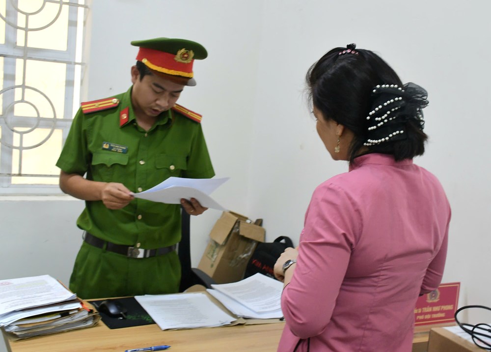 Bắt tạm giam chủ cơ sở giữ trẻ tư nhân ném bé trai 14 tháng tuổi gây chấn thương sọ não - ảnh 1