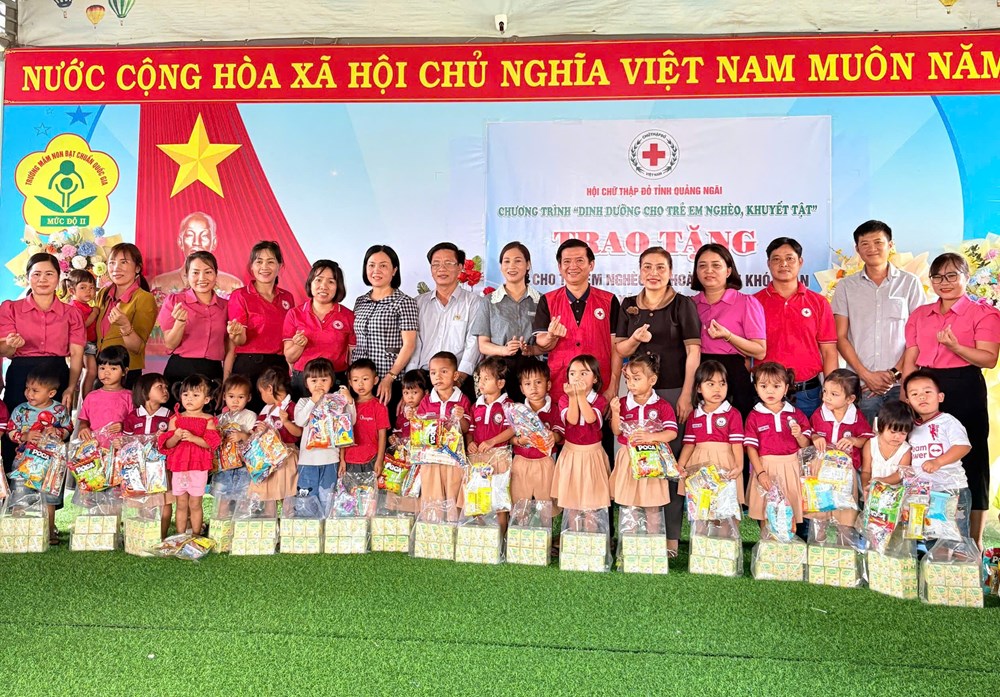 Trao tặng 2.640 hộp sữa cho học sinh đặc biệt khó khăn xã Bờ Y - ảnh 2