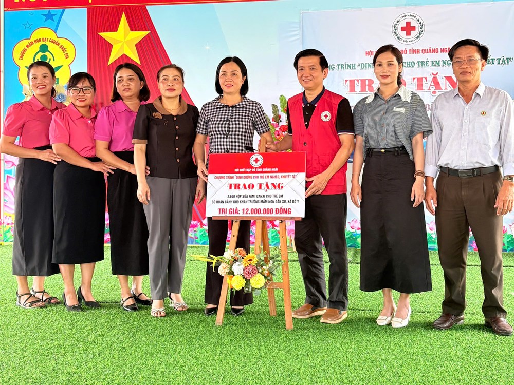 Trao tặng 2.640 hộp sữa cho học sinh đặc biệt khó khăn xã Bờ Y - ảnh 1