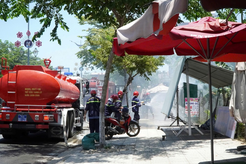 Ki ốt bánh mì bất ngờ bốc cháy dữ dội - ảnh 1