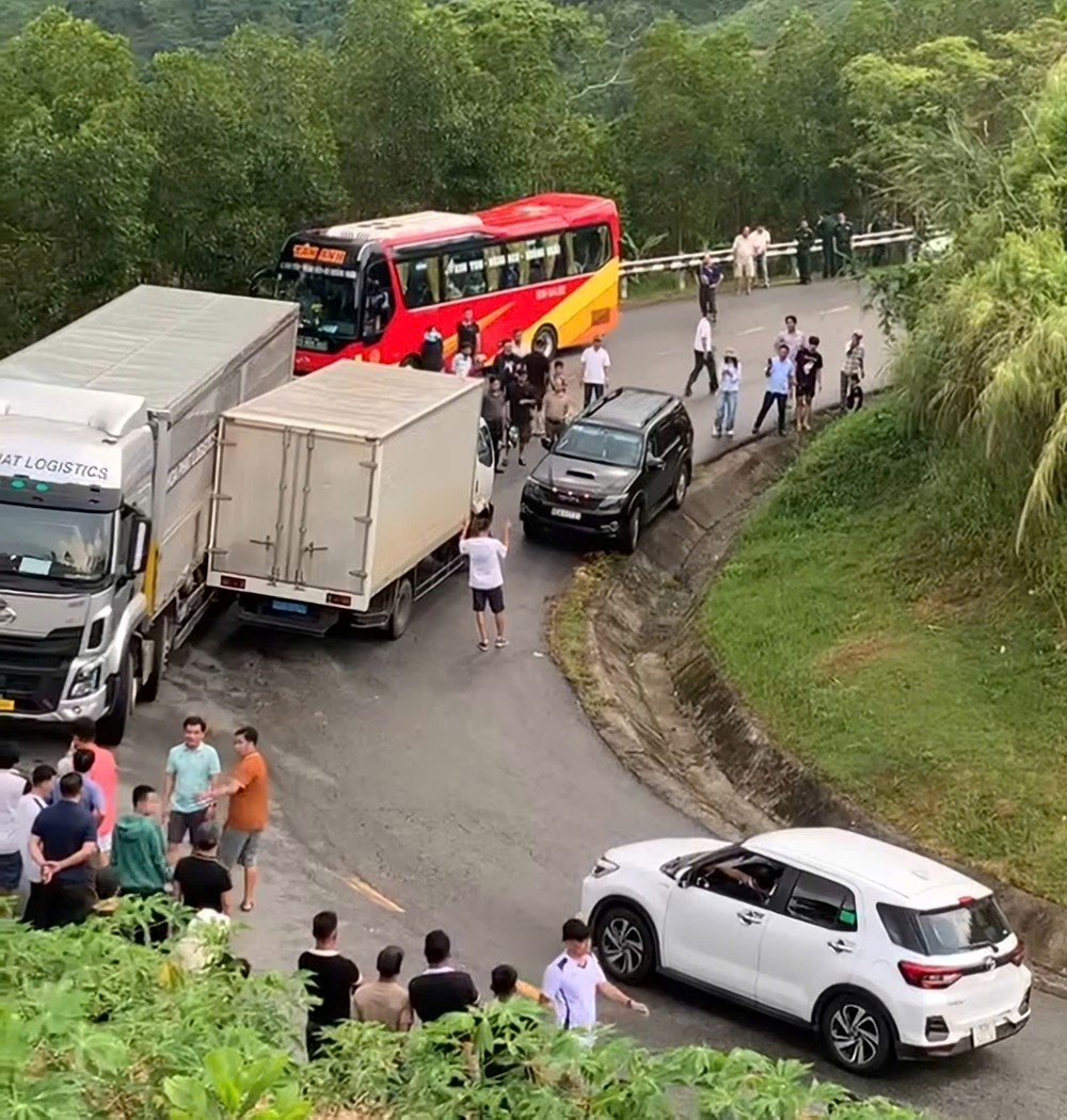 Quốc lộ 24 đoạn qua đèo Vi ô lắc trở thành “điểm nóng” về giao thông - ảnh 1