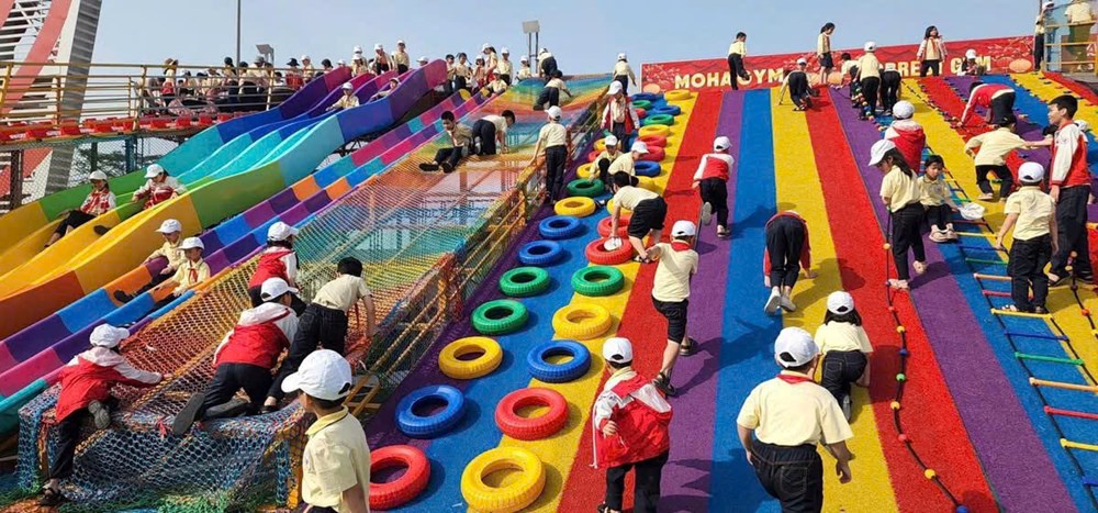 Bức xúc khi Nhà văn hóa Lao động bị chiếm dụng, rào chắn xung quanh làm nơi vui chơi - ảnh 1