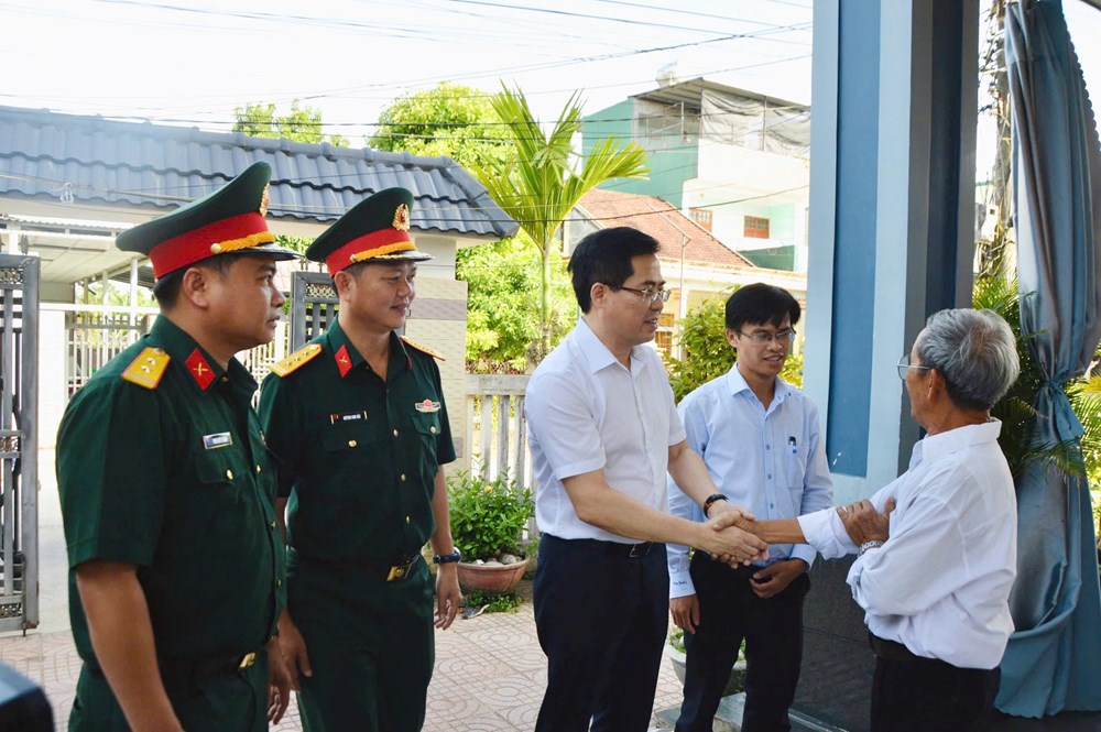Thăm, tặng quà các gia đình có công đóng góp vào Chiến thắng Vạn Tường - ảnh 1