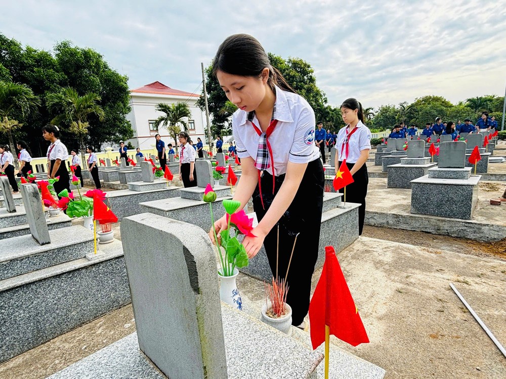 Tuổi trẻ LLVT Quảng Ngãi về nguồn tại xã Vạn Tường - ảnh 2