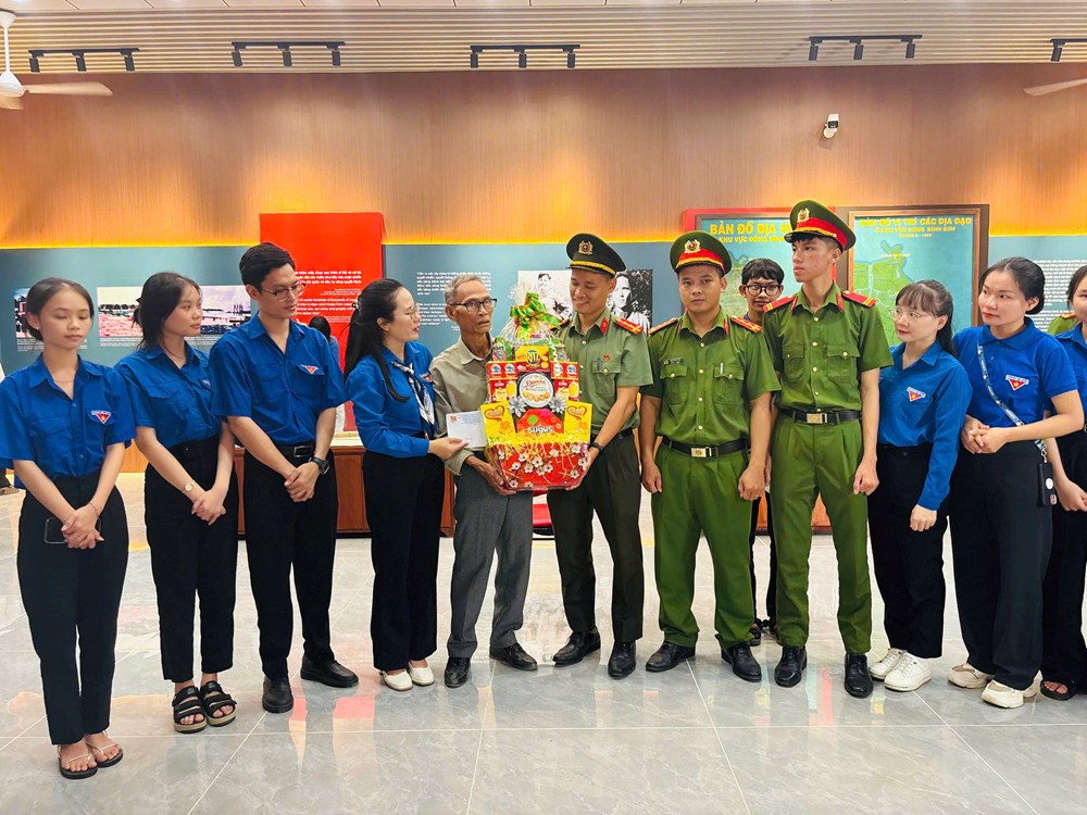 Tuổi trẻ LLVT Quảng Ngãi về nguồn tại xã Vạn Tường - ảnh 5
