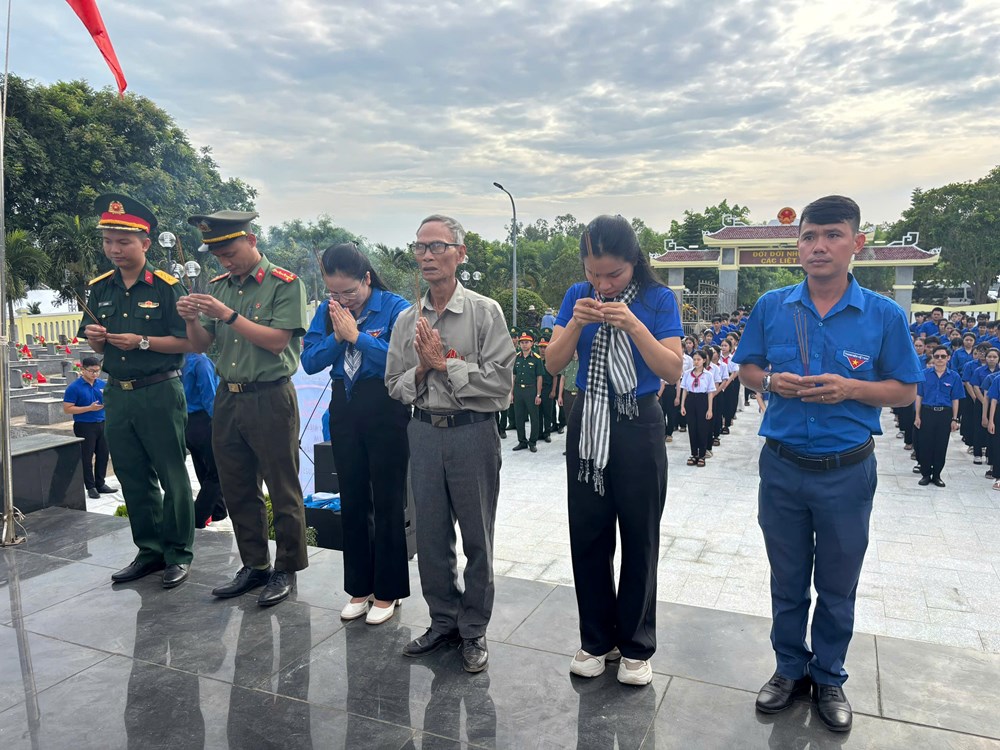 Tuổi trẻ LLVT Quảng Ngãi về nguồn tại xã Vạn Tường - ảnh 1