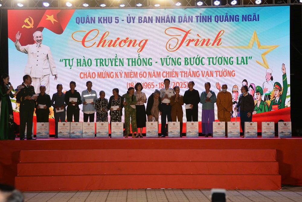 Nhiều hoạt động ý nghĩa kỉ niệm 60 năm Chiến thắng Vạn Tường - ảnh 6