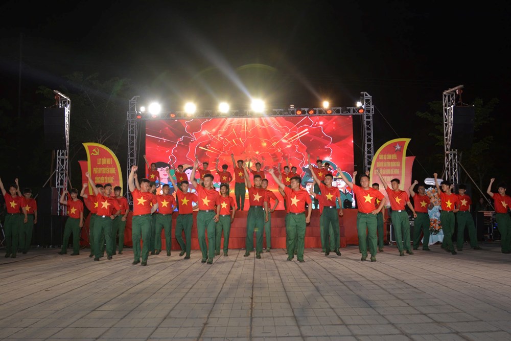 Nhiều hoạt động ý nghĩa kỉ niệm 60 năm Chiến thắng Vạn Tường - ảnh 5