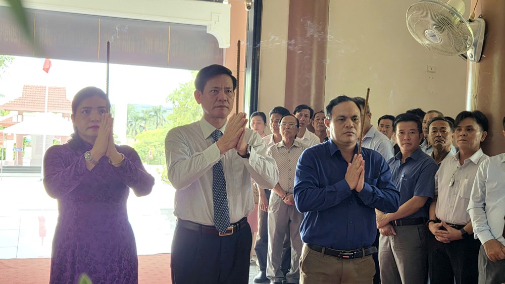 Dâng hương tưởng niệm 161 năm ngày Anh hùng dân tộc Trương Định tuẫn tiết - ảnh 2