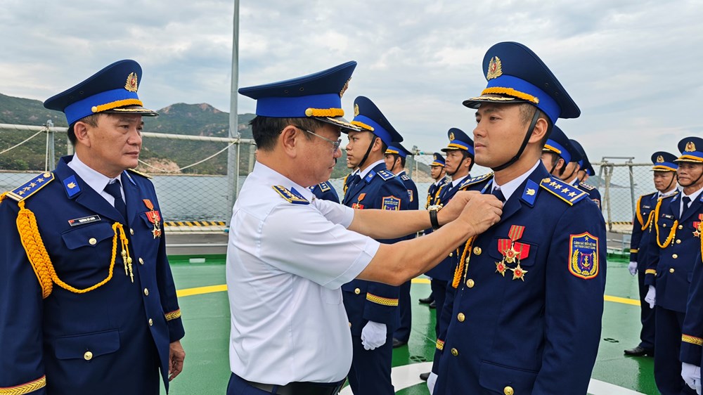 Thăm, động viên tàu Cảnh sát biển thực hiện nhiệm vụ A80 - ảnh 3