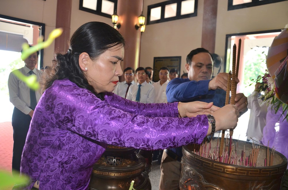 Dâng hương tưởng niệm 161 năm ngày Anh hùng dân tộc Trương Định tuẫn tiết - ảnh 3