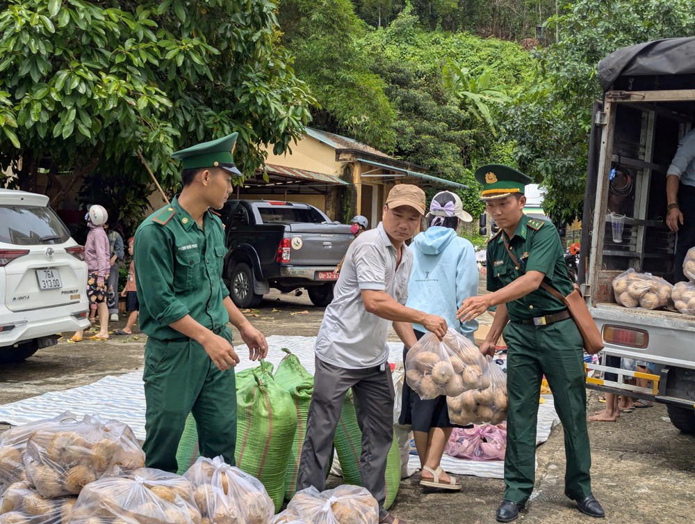 “Chở yêu thương” đến với đồng bào vùng cao - ảnh 5