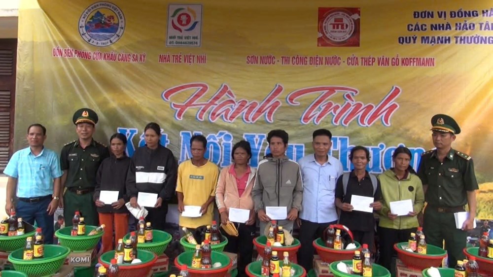 “Chở yêu thương” đến với đồng bào vùng cao - ảnh 2