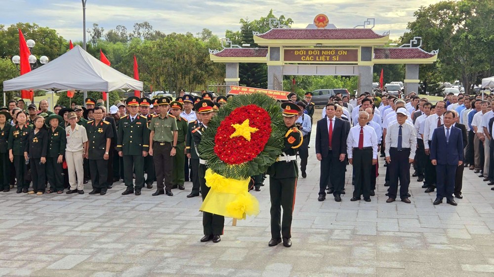 Dâng hoa, dâng hương các anh hùng liệt sĩ nhân kỉ niệm 60 năm Chiến thắng Vạn Tường - ảnh 2