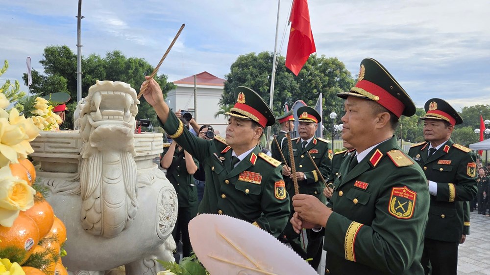 Dâng hoa, dâng hương các anh hùng liệt sĩ nhân kỉ niệm 60 năm Chiến thắng Vạn Tường - ảnh 4