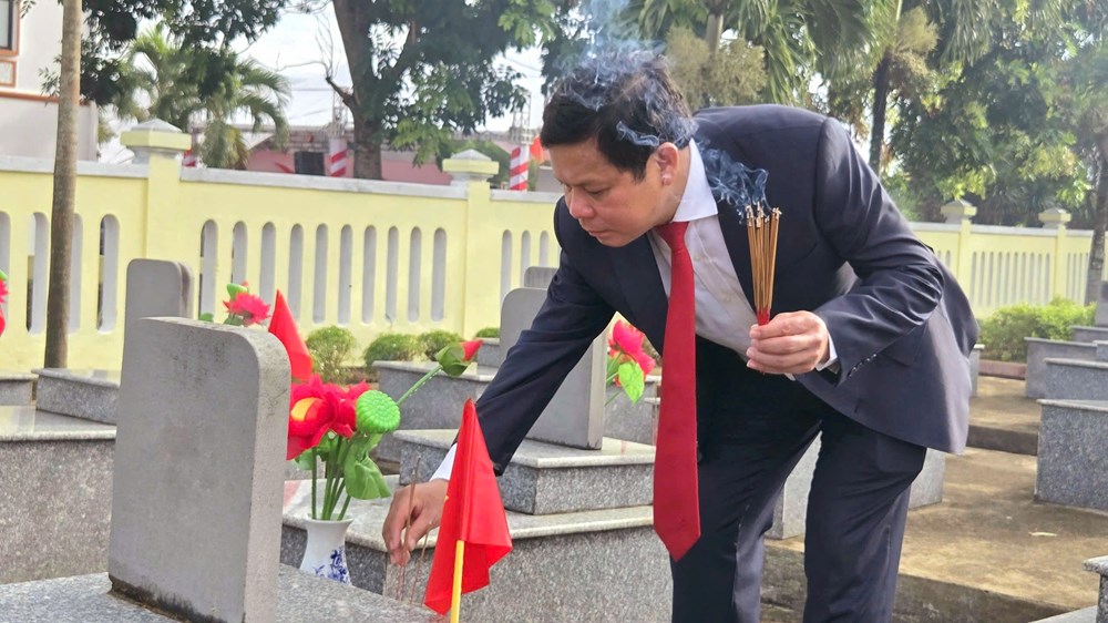 Dâng hoa, dâng hương các anh hùng liệt sĩ nhân kỉ niệm 60 năm Chiến thắng Vạn Tường - ảnh 6