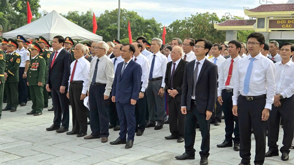 Dâng hoa, dâng hương các anh hùng liệt sĩ nhân kỉ niệm 60 năm Chiến thắng Vạn Tường - ảnh 1