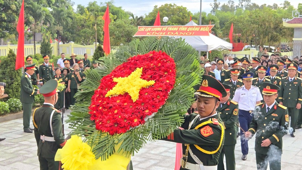 Dâng hoa, dâng hương các anh hùng liệt sĩ nhân kỉ niệm 60 năm Chiến thắng Vạn Tường - ảnh 3