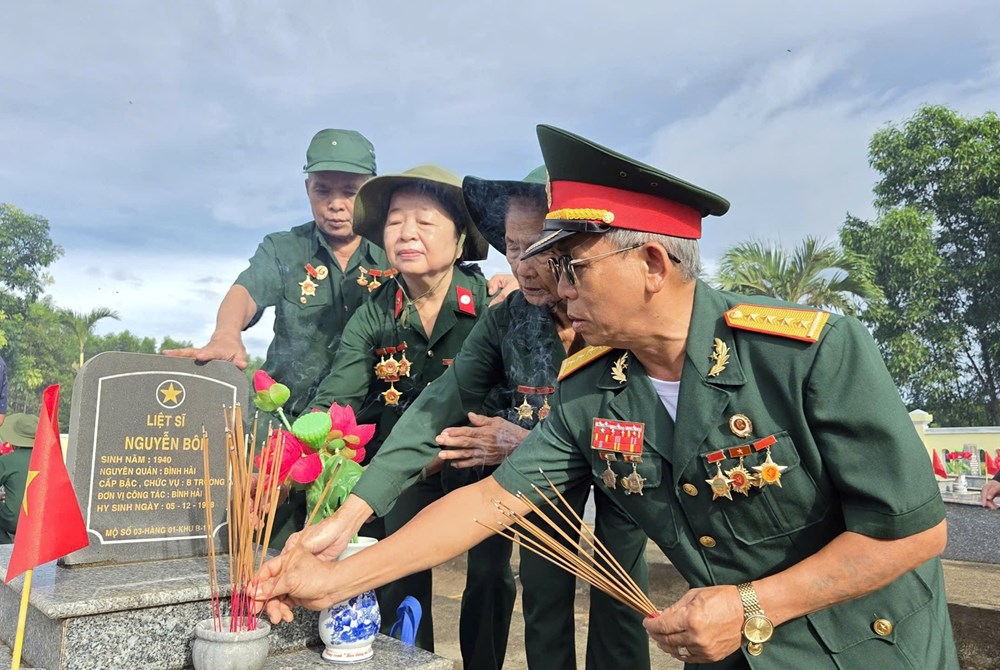 Dâng hoa, dâng hương các anh hùng liệt sĩ nhân kỉ niệm 60 năm Chiến thắng Vạn Tường - ảnh 7
