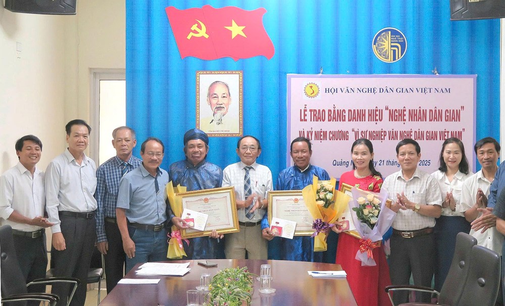 Trao danh hiệu Nghệ nhân dân gian cho 3 nghệ nhân lĩnh vực bài chòi  - ảnh 1