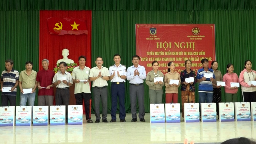 Trao tặng ảnh chân dung Bác Hồ và quà cho các hộ đồng bào DTTS khó khăn - ảnh 5