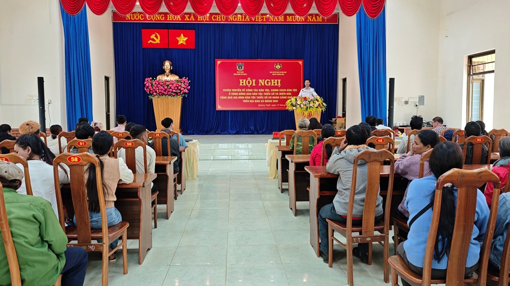Trao tặng ảnh chân dung Bác Hồ và quà cho các hộ đồng bào DTTS khó khăn - ảnh 2