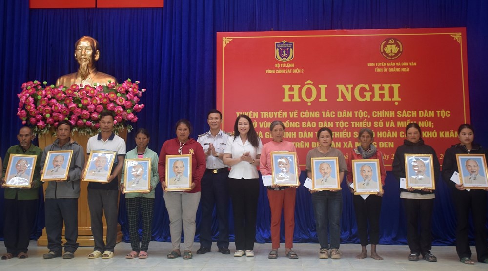 Trao tặng ảnh chân dung Bác Hồ và quà cho các hộ đồng bào DTTS khó khăn - ảnh 1