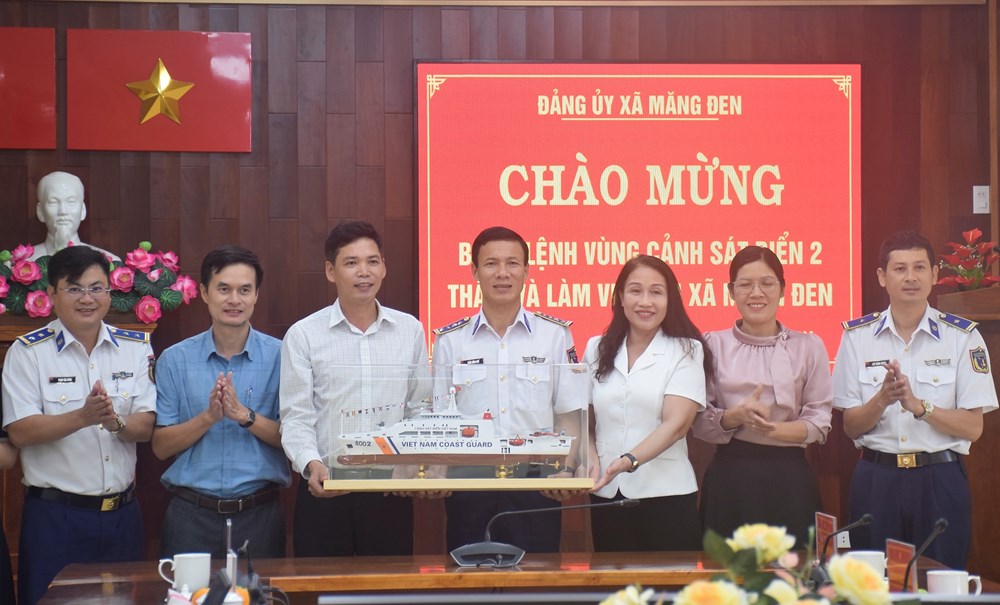 Trao tặng ảnh chân dung Bác Hồ và quà cho các hộ đồng bào DTTS khó khăn - ảnh 3